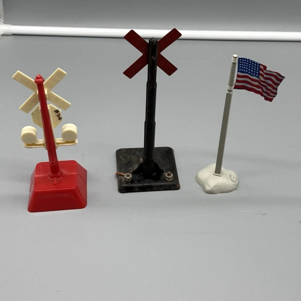 Vintage O Gauge Railroad Crossing Signals Train Accessories Lot Of 3